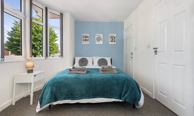 Acresford Apartment | Modern 4 bed 3 bath apartment, free parking