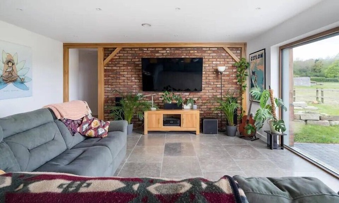 Elstree House | Modern 4 Bed Bungalow - Peaceful Rural Setting | Pass the Keys