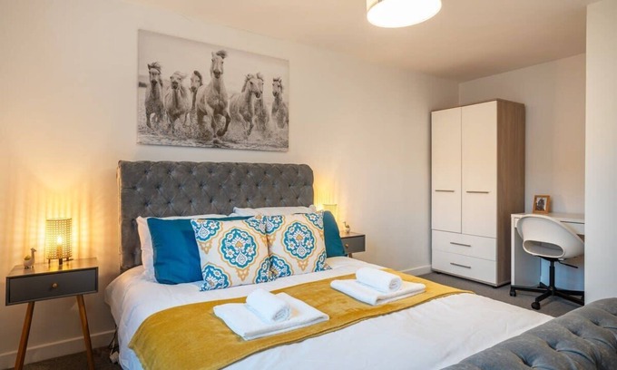 Livingston House | Modern 4-Bed House with Free Parking & Family Amenities