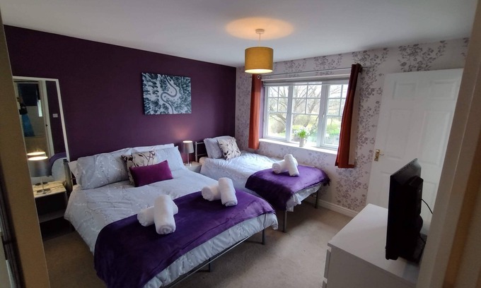 Walsall House | Convenient 4-Bed House with Free Parking for Families
