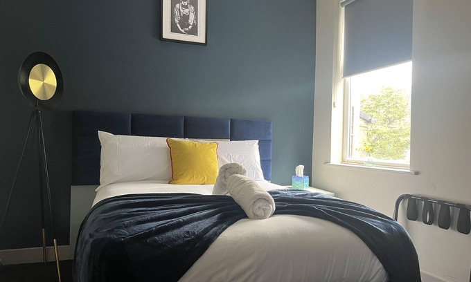Sheffield House | Enjoy a 4-Bed House with En-Suites for Up to 8 Guests
