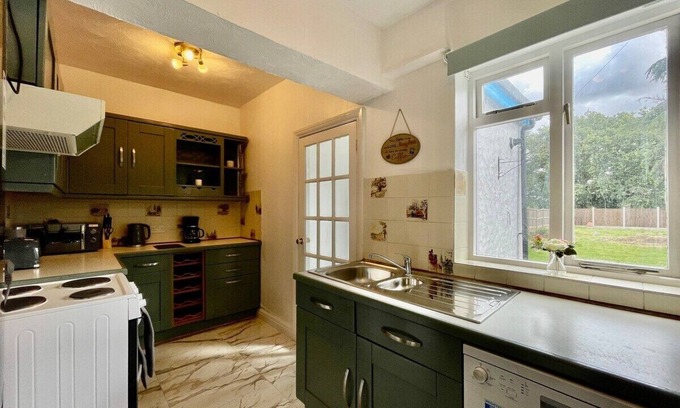 Gooshays House | Modern 4 Bed Home in Romford with Free Parking & Kitchen