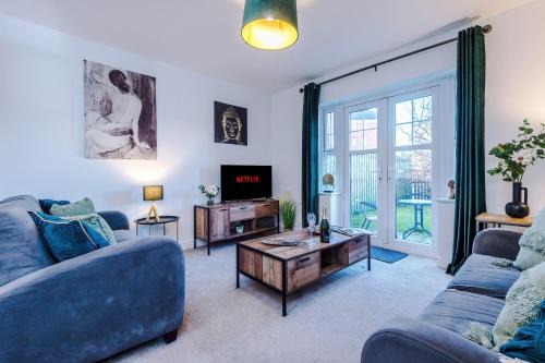 Crewe House | Prime 4-Bed Townhouse in Crewe for Business Travel