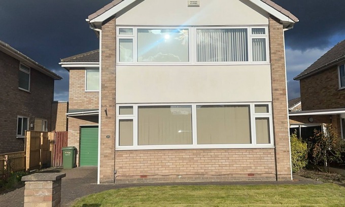 Stockton-on-Tees Apartment | Modern Detached House with Pool and Family-Friendly Amenities