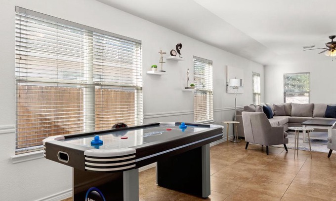 Wetmore House | Modern 4-Bedroom Retreat Near Six Flags Fiesta Texas