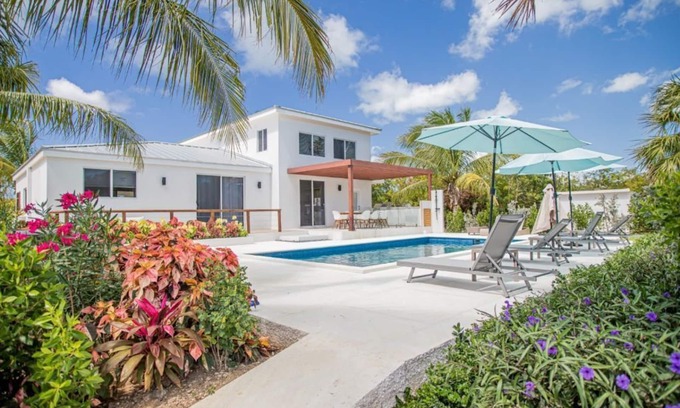 Grace Bay House | Oceanfront Legacy Palms Villa with Private Pool & Kitchen