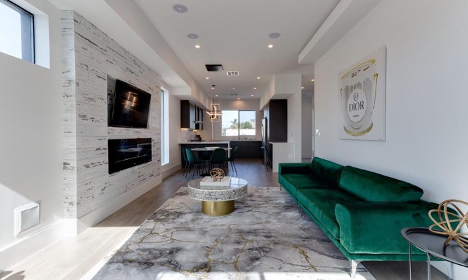 Mid City Villa | Modern 5 Bedroom Masterpiece with Rooftop Deck & Great Reviews