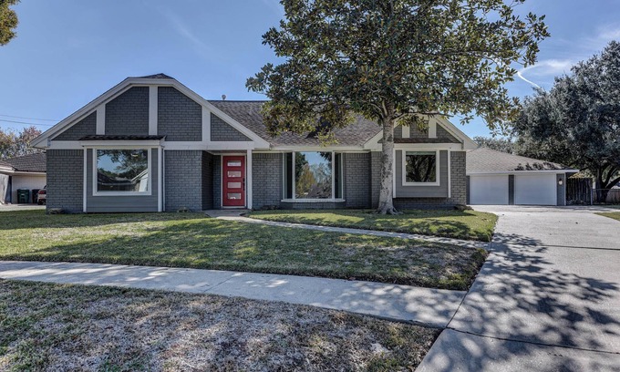 Clear Lake Villa | Modern 5-bedroom villa with pool-spa-games-garage apartment and large backyard!