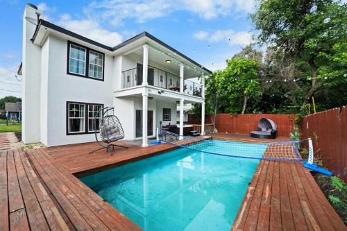 Pecan Valley House | Modern 5 BR Retreat with Pool & Games near Pet-Friendly Fun