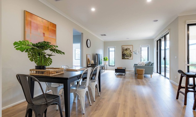 Clyde House | Contemporary 5-Bedroom Clyde Home: Perfect for Families & Pets