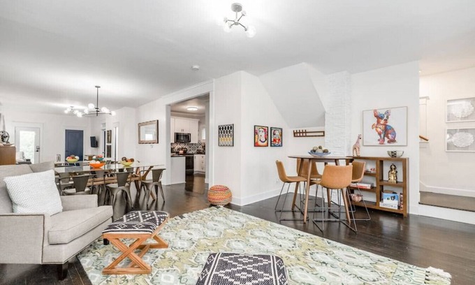 South Hyde Park House | Modern 5BR/5BA Hotel Near Art Museum | Rated 9.6/10