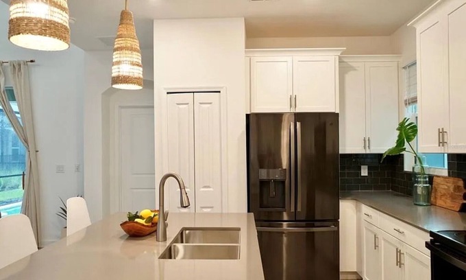 Kissimmee House | Modern 5BR/5BA Home w/Private Jacuzzi & Pool 15 Minutes from Disney & Outlets
