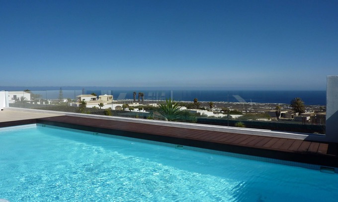 La Asomada Apartment | Modern Accommodation with Pool and Ocean Views - Rated 10/10