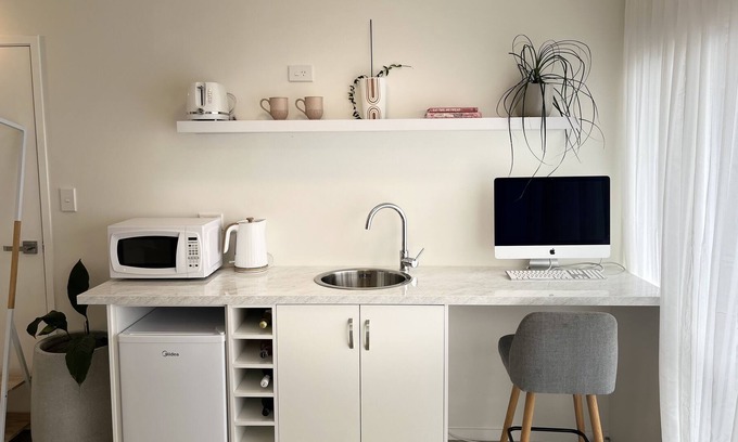 Papamoa Beach Apartment | Modern, airy & cozy oasis - Pāpāmoa Beach Studio