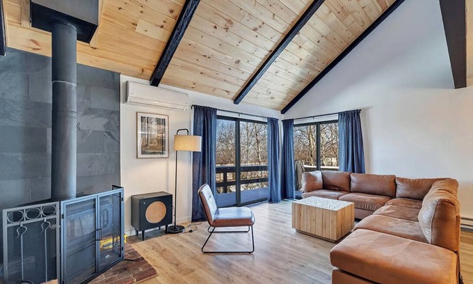 Tannersville House | Brand New Hotel with Pool & Kitchen in Camelback Area