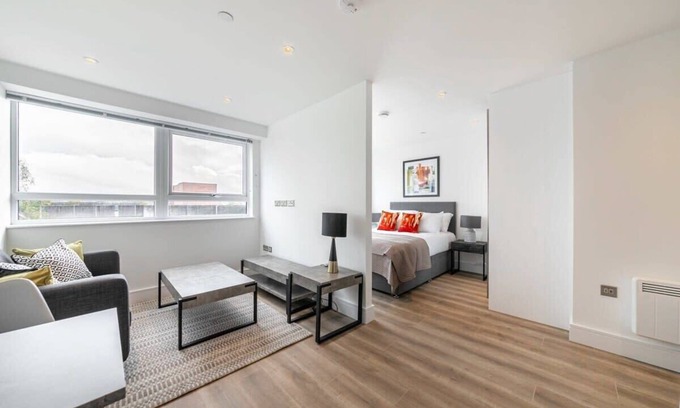 East Grinstead Apartment | Bright Studio Retreat with Kitchen in East Grinstead