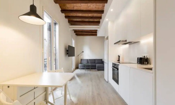 la Vila de Gracia Apartment | Bright Apartment with Spa & Kitchen, Rated 10/10 by Guests