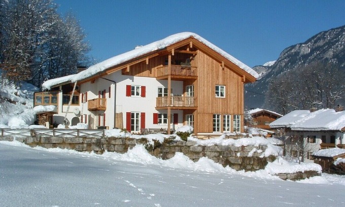 Bischofswiesen Apartment | Bright Modern Holiday Apartment with Pool and Breakfast