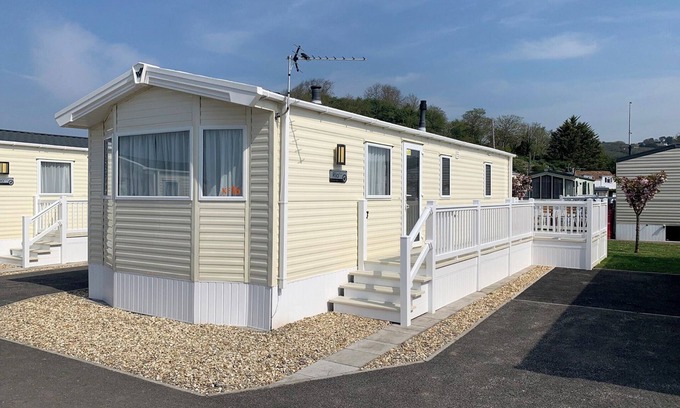 Bleadon House | Contemporary Oceanview Caravan with Pool & Family Amenities