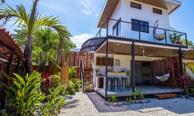 Tamarindo House | Modern And Central To Amazing Beaches!
