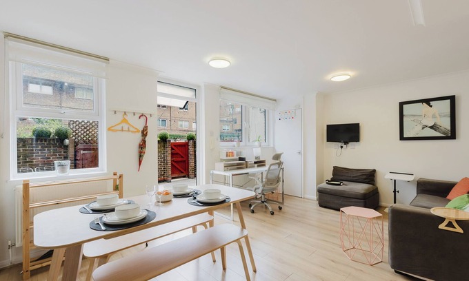 St Luke's Apartment | Modern and Centrally Located 2BD Flat, Barbican