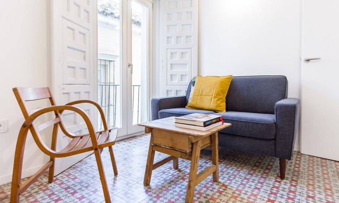 Santa Cruz Apartment | Modern Pied-à-Terre in Seville with Inviting Communal Terrace