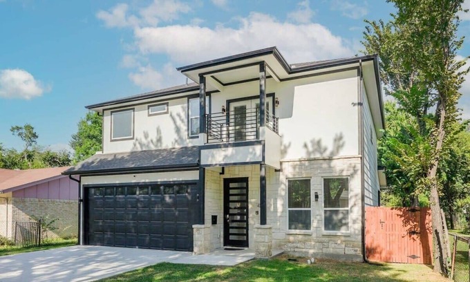 West Dallas House | Modern Home Near Downtown with Pet-Friendly Amenities