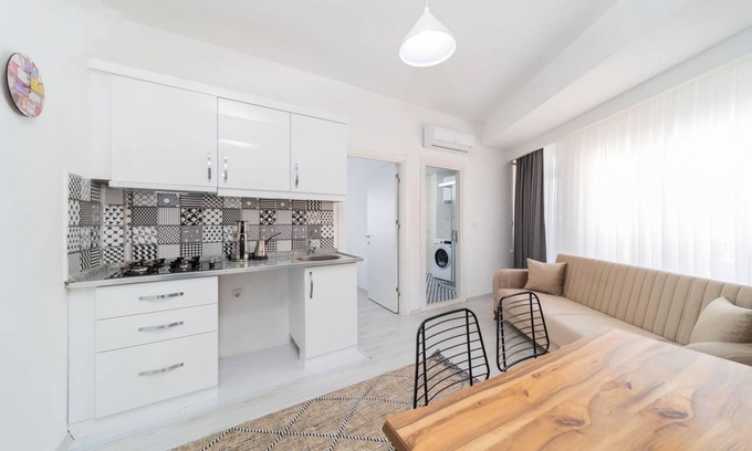 Antalya City Centre Apartment | Modern Apartment with Kitchen & Breakfast in Muratpasa