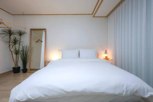 Yeonnam-dong House | Trendy House Near Hongik St. with Hot Tub & 10/10 Rating