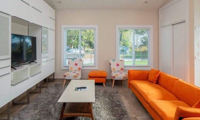 Middletown House | Modern Beachfront Hotel with Spa & Ocean View Amenities