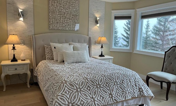 Signal Hill House | Stylish Room with City Skyline View - Rated 8/10 by Guests