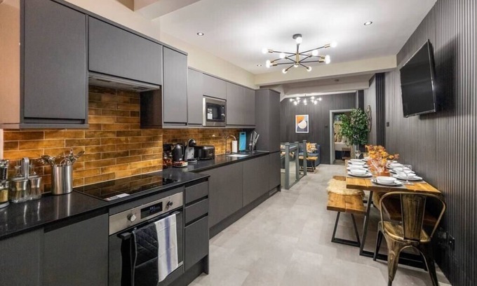 King's Cross Apartment | Trendy 3-BR Flat with Games Room and Sauna Awaits You