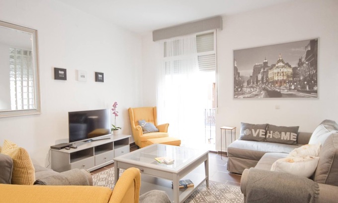 Centro Apartment | Stylish Flat in Sol - Perfect for Families and Explorers