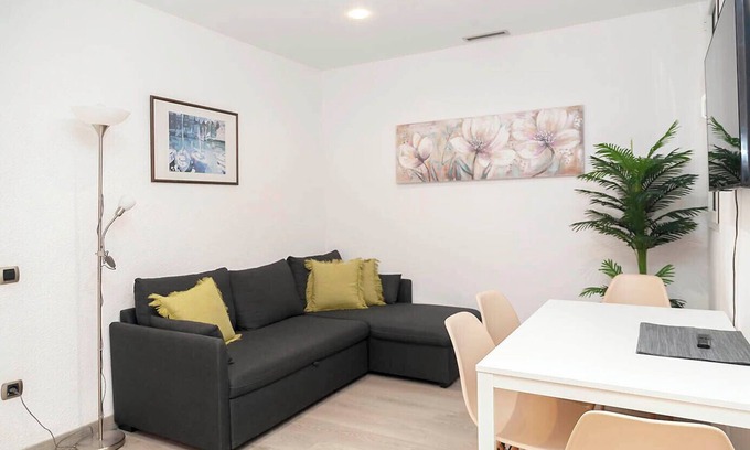 L'Antiga Esquerra de l'Eixample Apartment | Family-Friendly Retreat with Pool in Barcelona Eixample