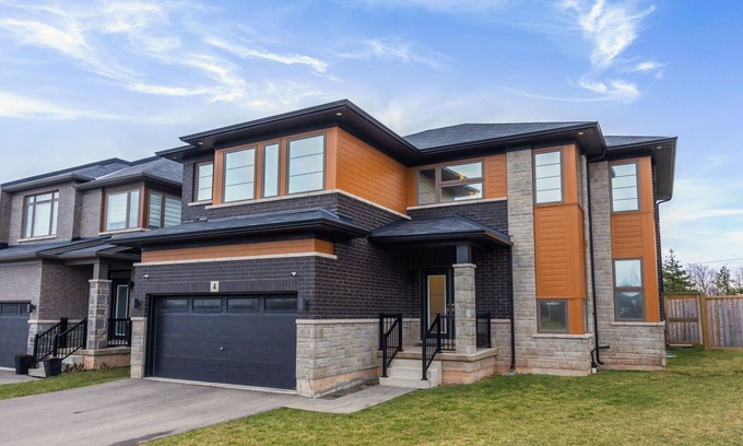 Stoney Creek House | Modern and Luxurious - 28 Minutes from Niagara Falls!