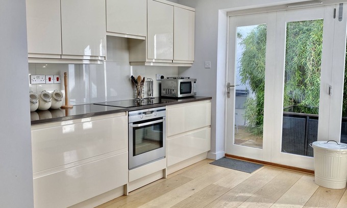 Chelsea House | Elegant 3-Bed Retreat with Pool, Spa & Garden Oasis