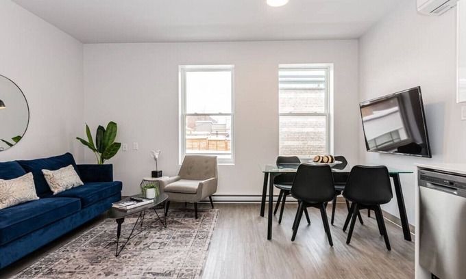 Plateau Mont Royal Apartment | New Studio in the Heart of the City with Breakfast & Kitchen