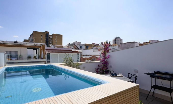Triana Villa | Contemporary House with Pool, Spa, and Garage Amenities