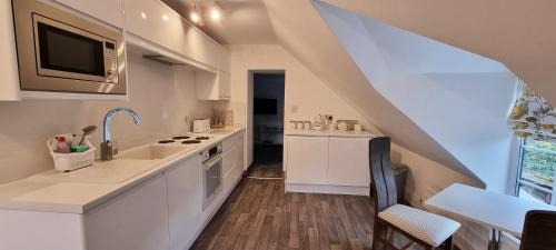 Llangollen Apartment | Top-Rated 2 Bedroom Apartment with Pool and Ocean View