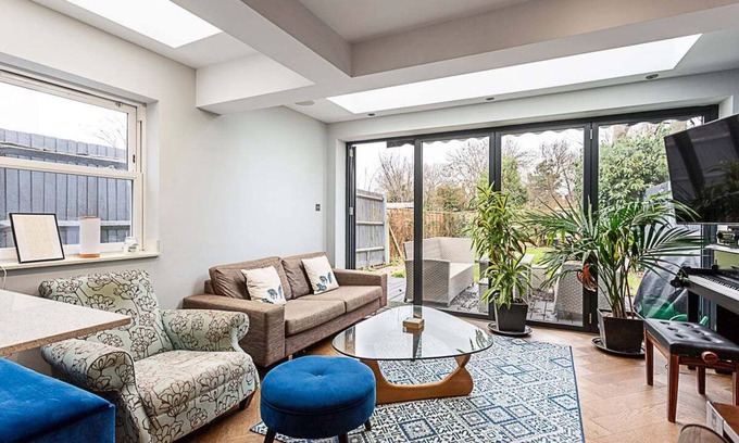 Tooting Apartment | Contemporary Colliers Wood Home with Spa & Pet-Friendly Options