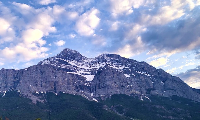 Cochrane House | Family-Friendly Retreat Near Calgary and the Mountains