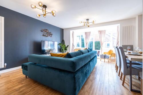 Newport Pagnell Apartment | Stylish Home with Free Parking & Netflix, Sleeps 11 - Brightleap