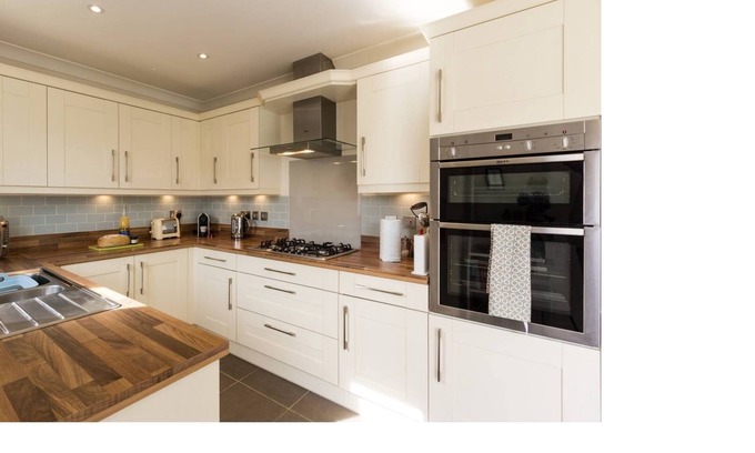 Wye House | Stylish Home in Wye Village with Pool - Rated 10/10