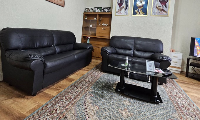Harehills House | Stylish Two Double Bedroom House with WiFi & Parking