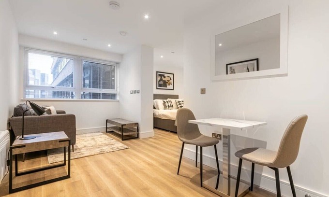East Grinstead Apartment | Contemporary Studio in East Grinstead with Kitchen Access