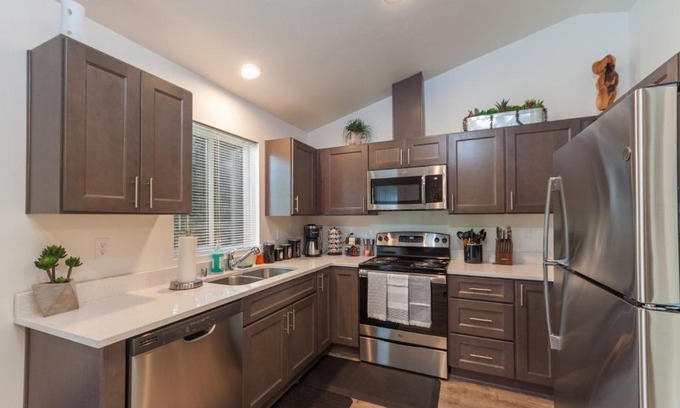 Spokane Valley Apartment | Modern KING Bed with Free WiFi and Parking – Guest Rated 9.6