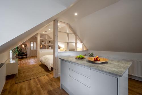 Kirriemuir House | Stylish Stay at WoodHouse with Breakfast Included