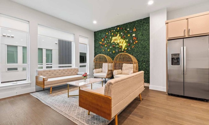 Old East Dallas House | Unique Game House with Rooftop Terrace & Spa Amenities