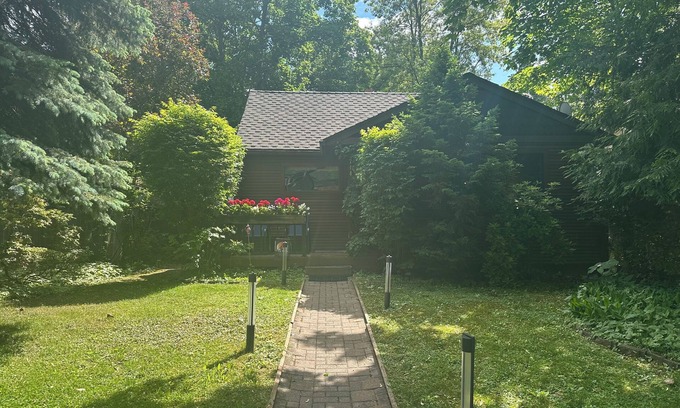 Coeur d'Alene House | Charming Cottage in Downtown CDA with Ocean View Amenities