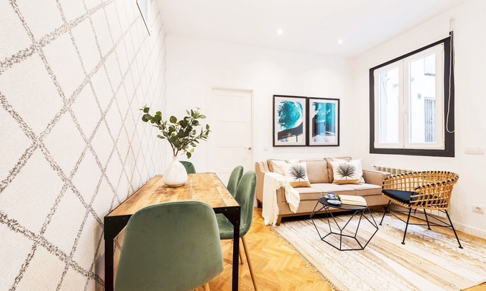 Jeronimos Apartment | Top-Rated Apartment Steps from Cristal Palace, Atocha